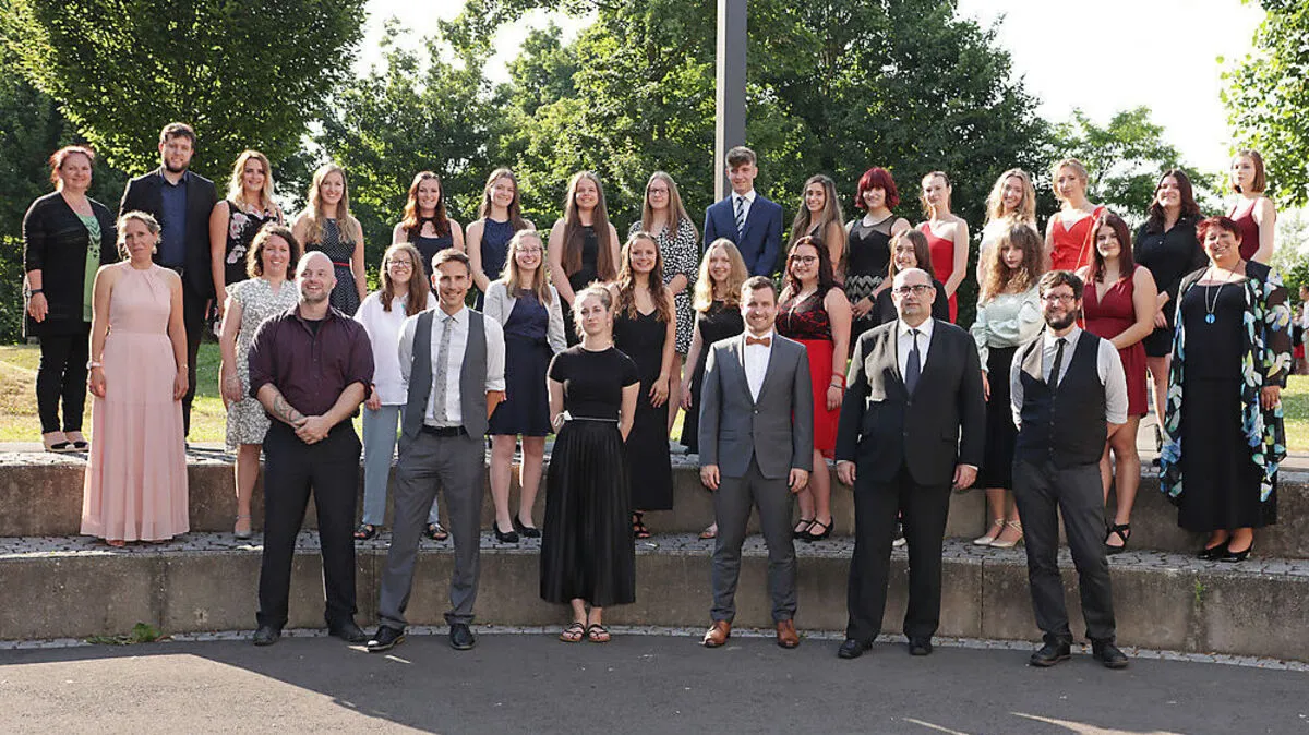 Die 8A des Borg Feldbach mit ihren Lehrern freut sich über die erfolgreich absolvierte Matura