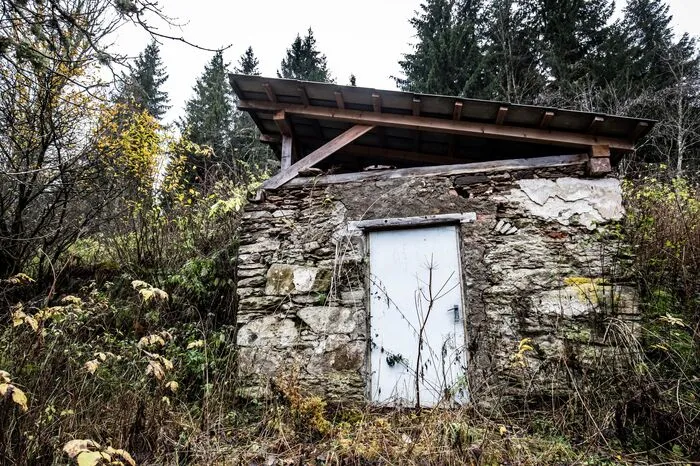 Klicken Sie sich durch weitere Eindrücke aus dem verlassenen Ort.