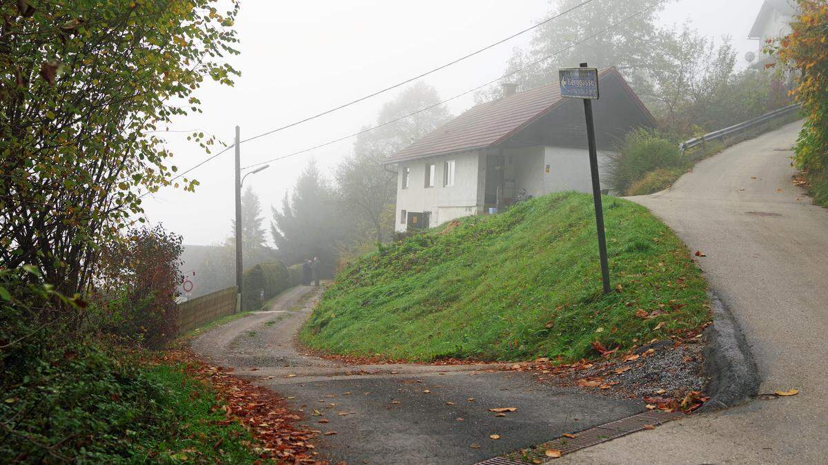 Hier beginnt die etwa 300 Meter lange Schotterstraße, die seit 2015 der Stadt Kapfenberg gehört