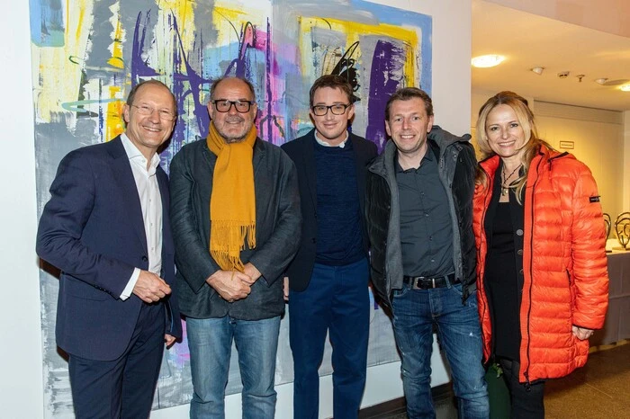 ... unter anderem TV-Star August Schmölzer und Kabarettist Martin Kosch mit Künstlerin Sabine Schilcher-Asen ...