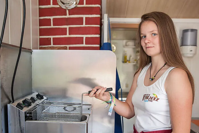 Auch Nicole Halbedl (15) aus Graz hilft im Ragnitzbad sowohl in der Küche als auch hinter der Schank aus.