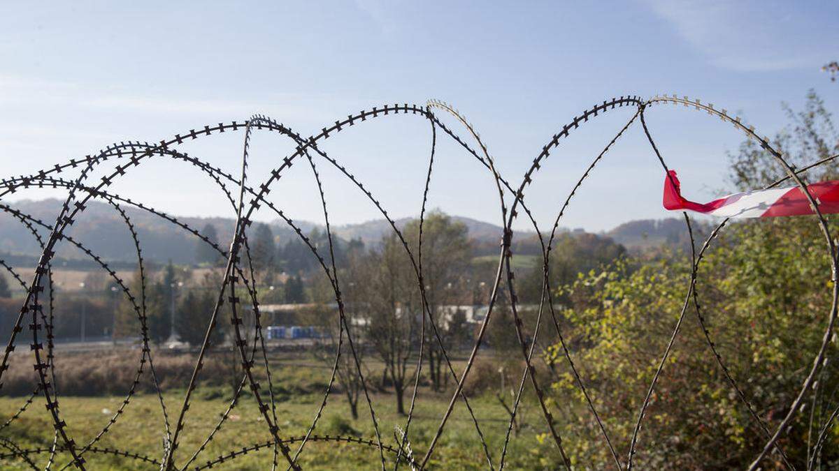 Stacheldraht: Kein Zaun, sondern Sicherheitsbarriere, sagt die Polizei