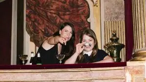 Beim Ballbesuch im Vorjahr: Regisseurin Christiana Tscharyiski und Autorin Stefanie Sargnagel