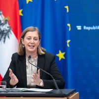 Finanzstaatssekretärin Barbara Eibinger-Miedl erachtet die Wertpapier-KESt als „zu hoch“ und aufgrund der Differenz zum Sparbuch als „nicht zeitgemäß“