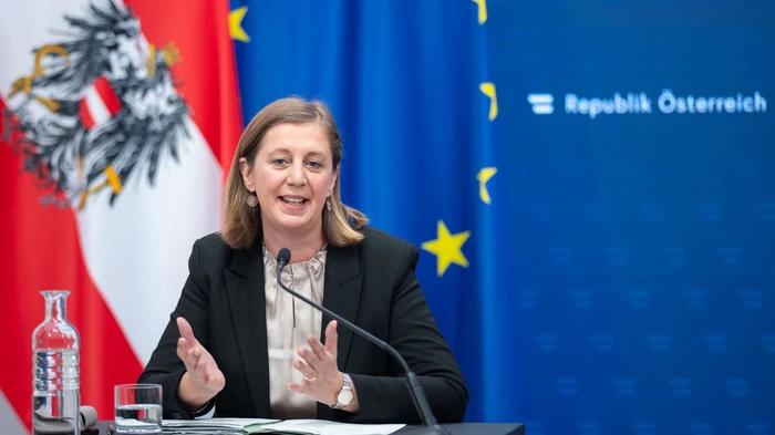 Finanzstaatssekretärin Barbara Eibinger-Miedl erachtet die Wertpapier-KESt als „zu hoch“ und aufgrund der Differenz zum Sparbuch als „nicht zeitgemäß“