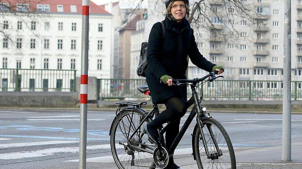 Zur Amtsübergabe im Umweltministerium kam Gewessler kameragerecht mit dem Fahrrad
