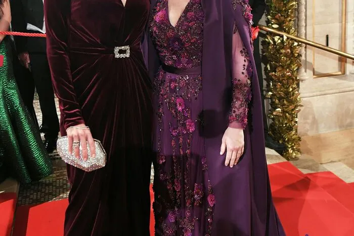 Nadja Swarovski (L.) und Opernballorganisatorin Maria Großbauer auf der Feststiege.