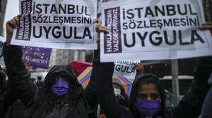 Im März demonstrierten Türkinnen gegen den Ausstieg aus der Frauenrechts-Konvention des Europarats. Läuft das türkische Frauenschutzgesetz nun auch Gefahr, ausgehebelt zu werden?  
