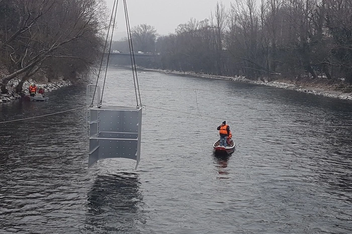 Dieser Behälter soll den Taucher vor allzu starker Wasserströmung schützen.