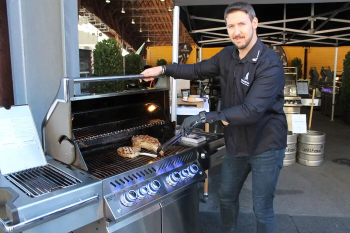 Außenbereich Vergnügungspark: Rene Höblinger, Shopleiter von Grillericoo, einem Unternehmen aus Graz-St. Peter, das sich auf Gasgrills spezialisiert hat, ist euphorisch. „Wir bieten heuer ein umgebautes Bierfass an, das alle Stückerln spielt.“ Natürlich als Grill. Dazu einen Grilltrolly, der auf jeden Balkon passt, und einen Gasgrill mit Sizzle-Zone, die in wenigen Sekunden auf 980 Grad erhitzt. Das imponiert sogar all jenen, die sonst eher nicht zum Grillgut greifen.