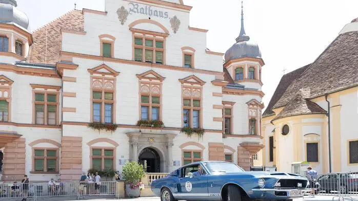 Am Samstag, dem 5. Juli, war der Hartberger Hauptplatz Schauplatz von nostalgischem Fahrgefühl und stilvoller Automobilkultur: