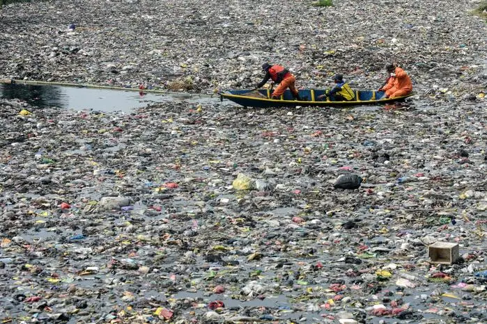 Derzeit treiben auf dem 270 Kilometer langen Wasserweg in der Provinz Jawa Barat (Westjava) wieder Unmengen an Plastikmüll. 