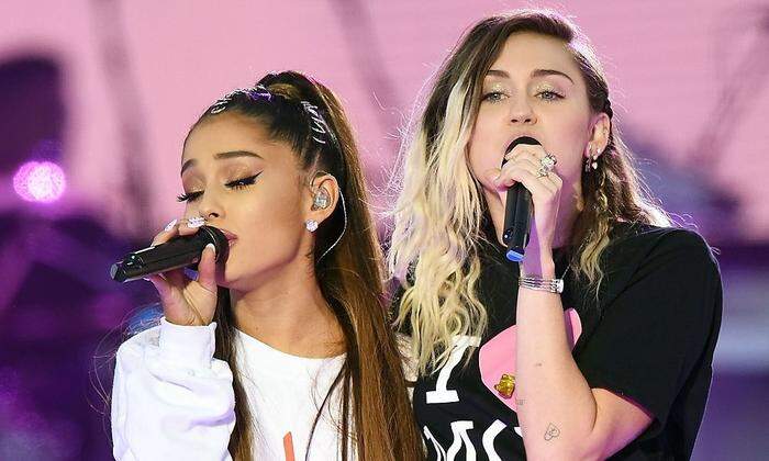 Ariana Grande gemeinsam mit Miley Cyrus beim Konzert nach den Anschlägen in Manchester