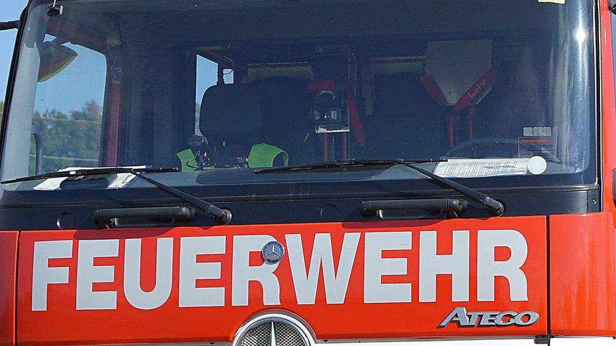 Die Feuerwehr hob das Unfallfahrzeug aus dem Graben