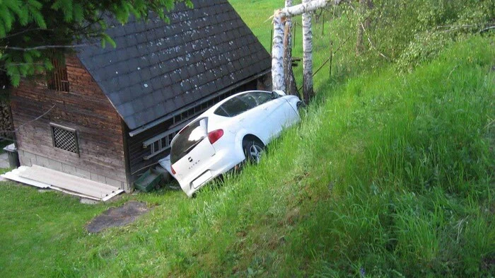 Am 20. Mai gegen 19 Uhr war ein Pkw auf der B72 in Richtung Ratten unterwegs, als er zwischen Falkenstein und der Abzweigung nach St. Kathrein/Hauenstein aus ungeklärter Ursache links von der an sich geraden Straße abkam.