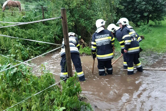 Verstopfte Kanäle, verschmutzte und überflutete Keller und auch Verklausungen standen auf der Einsatzliste. Klicken Sie sich durch weitere Fotos.