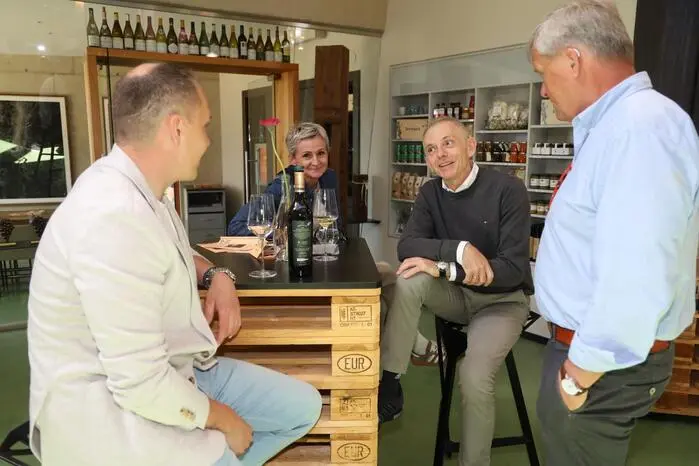 „Mit diesen Weinen möchten wir veranschaulichen, welchen einzigartigen Charakter unsere Böden in den Wein bringen“, erklärte Stefan Krispel. Unterstützt wurde er bei den Führungen durch Keller, Verkostungsräume und Weinerlebnisbereiche von Daniela, Julia und Anton Krispel.