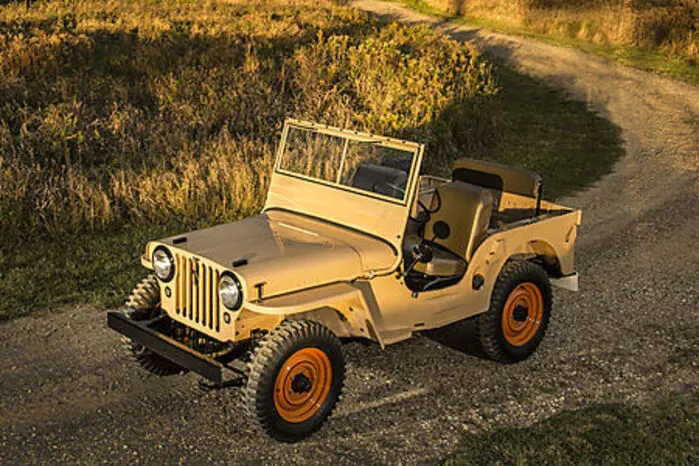 Der Krieg nahm 1945 sein Ende, doch für das leichte Allradfahrzeug ging es nun erst richtig los. Willys ließ sich sofort den mittlerweile prominenten Namen Jeep schützen und startete die Produktion der zivilen Variante CJ-2A. CJ stand nach alter Abkürzungsmilitärmanier schlicht für Civilian Jeep und bis auf Details glich der erste für Privatleute erhältliche Geländewagen der Army-Version nahezu eins zu eins – inklusive natürlich dem klassischen Planendach.