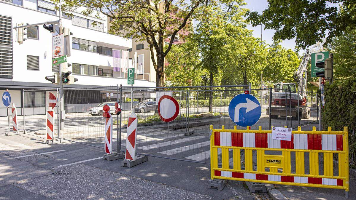 Ab der Kreuzung Hans-Sachs-Straße gibt es eine Straßensperre. 