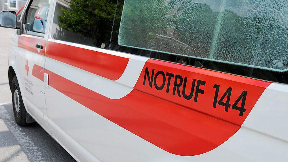 Die Rettung transportierte die beiden Verletzten ins Klinikum Klagenfurt