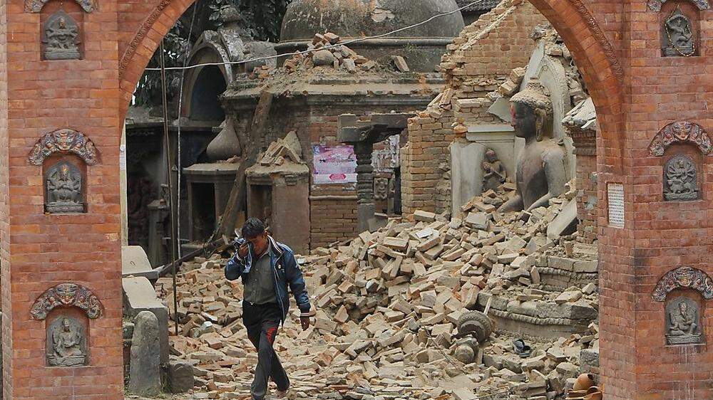 Ein Mann trauert in Bhaktapur, in der Nähe von Kathmandu