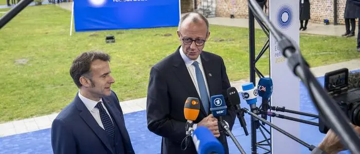 Der französische Präsident Emmanuel Macron mit dem deutschen Kanzler Friedrich Merz