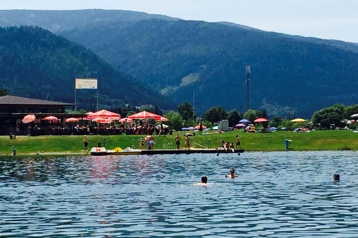 Hartgesottene können sich schon im Freizeitsee Krieglach abkühlen. Der Eintritt zum See ist nach wie vor frei, für das Abstellen des Pkw am Parkplatz werden pro Tag 5 Euro verrechnet. Um für ungetrübtes Badevergnügen zu sorgen, wird heuer noch der Steg erneuert. Heimo Neuburger, Pächter des Seerestaurants, hat außerdem einen Raum mit Snack-Automaten bestückt, um die Gäste ab 6 Uhr zu versorgen.