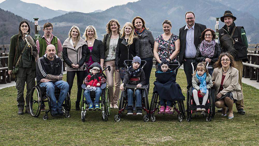Maria Handler (rechts vorne) von der Sole GmbH hat gemeinsam mit dem Verein Glücksmomente, er unterstützt Kinder mit Handicap, die Kampagne „Handicap hat viele Gesichter“ ins Leben gerufen