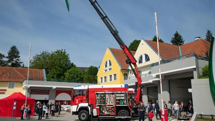 Die Freiwillige Feuerwehr Hartberg veranstaltete zu Ehren des Hl. Florian das 6. Florianifrühstück und präsentierte dabei ihre Einsatzfahrzeuge und Gerätschaften.