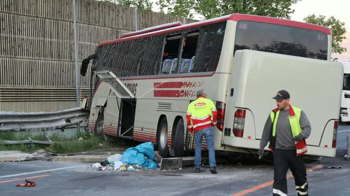 Zur Unfallstelle war ein Großaufgebot an Helfern ausgerückt.