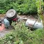 Traktor und angehängtes Güllefass landeten im Auerlingbach