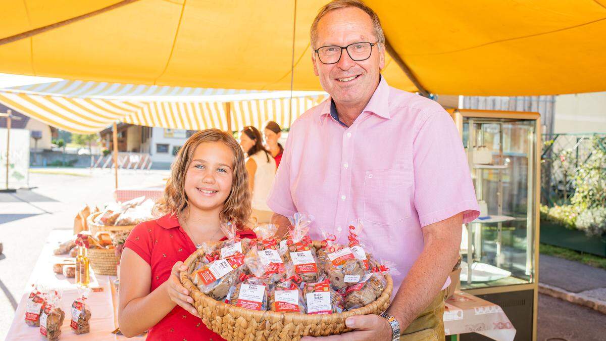 Obmann Josef Hirm mit Had'nprodukten