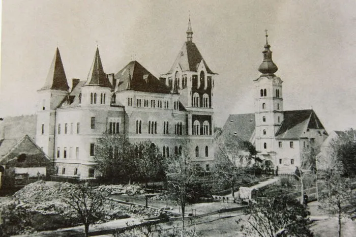 Die Villa Hold ist ein imposantes Bauwerk: Sie überragte rund um 1897 noch die Kirche und das Gewerbehaus.