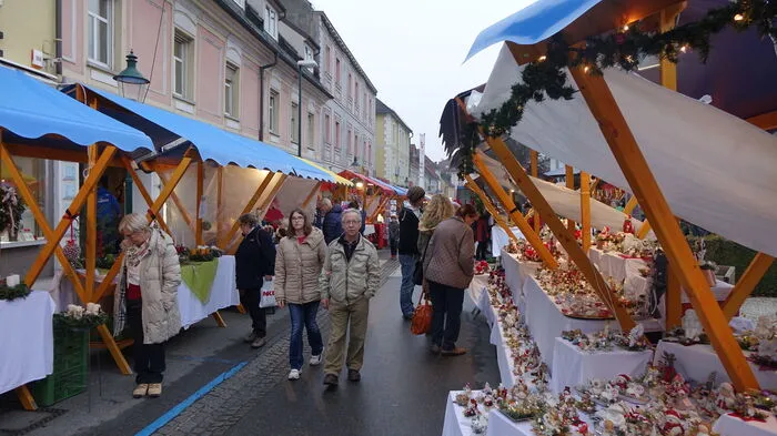  Seit 9 Uhr können Besucher durch den Weihnachtsmarkt schmökern.