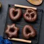 Schokolade-Lebkuchen liegen auf einem Backrost | Schoko-Lebkuchen sind in der Vorweihnachtszeit eine sehr beliebte süße Versuchung