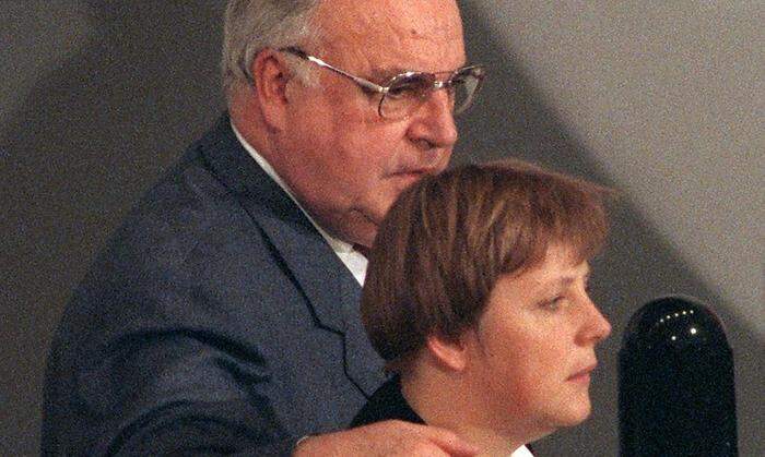 Kohl 1994 mit seiner späteren Nachfolgerin Angela Merkel  