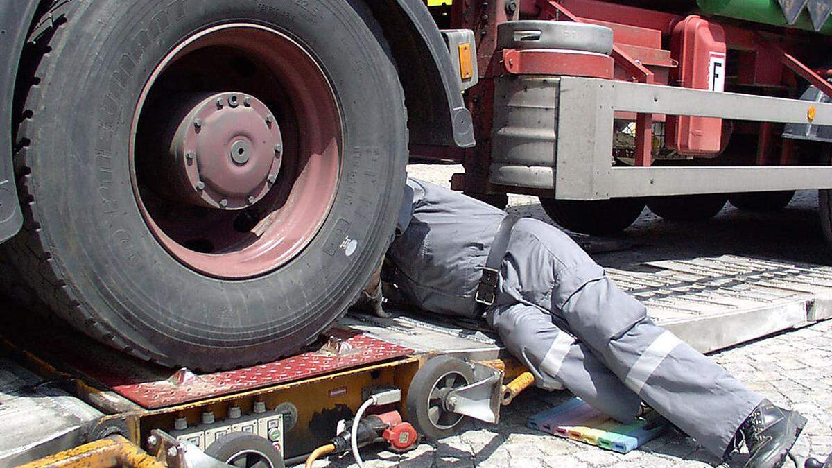 Polizisten der Autobahnpolizei Gleinalm stellten bei einem kroatischen Lkw unter anderem schwere technische Mängel fest (Sujetbild)