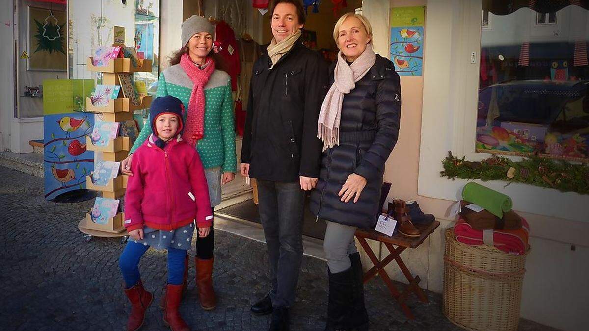 Vorbesitzerin Edina Jakab mit Tochter Roza und dem neuen Betreiber Andreas Linhart mit Partnerin Elisabeth Kofler