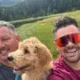 Es war Liebe auf den ersten Blick: Thomas Egger (links) und Christoph „Chris“ Göttfried mit Hund „Milo“