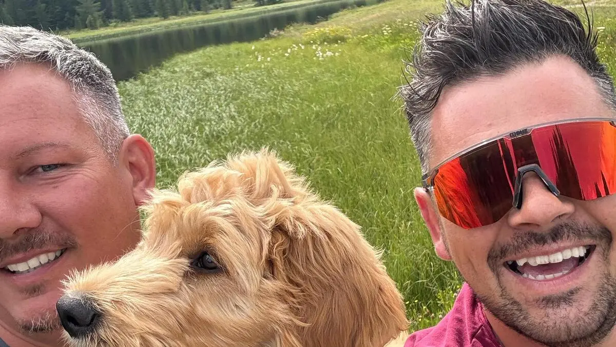 Es war Liebe auf den ersten Blick: Thomas Egger (links) und Christoph „Chris“ Göttfried mit Hund „Milo“