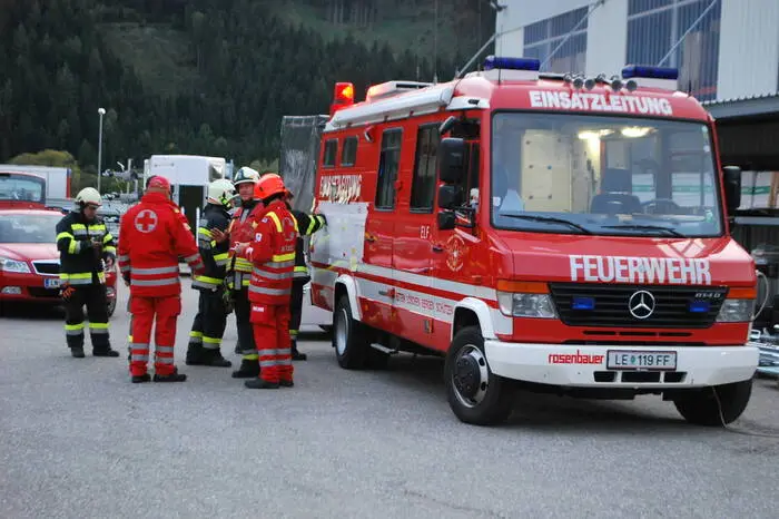 Nach Alarmierung der beiden Ortsfeuerwehren Madstein-Stadlhof und Traboch-Timmersdorf wurden die restlichen Feuerwehren über Funk alarmiert.