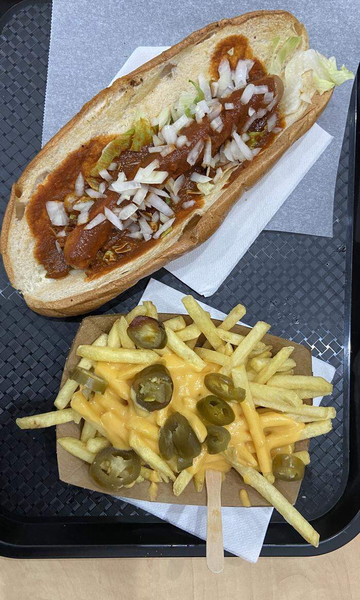 Der "Scheich-Dog" mit Currysauce und die Chili Cheese Fries mit Jalapeños