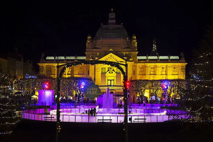 Der Höhepunkt: der Eislaufplatz vor dem Kunstpavillon, vor allem abends ein beliebter Treffpunkt für Jung und Alt. Und beim Weltcup Schauplatz der stimmungsvollen Auslosung der Startnummern.