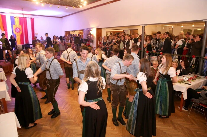 Sowohl für die Eröffnungspolonaise als auch die schwungvolle Mitternachtseinlage zeigte die Landjugendgruppe Straßburg verantwortlich ... 