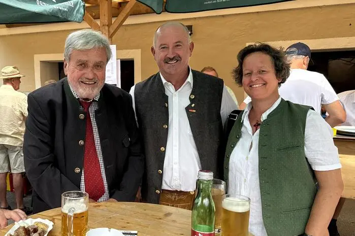 Nach der Festmesse luden Pfarrgemeinderatsvorsitzender Johann Prenner, Gesangsvereinobfrau Maria Posteiner und Bürgermeister Stefan Wilhelm zum Beisammensein in den Pfarrgarten ein. 