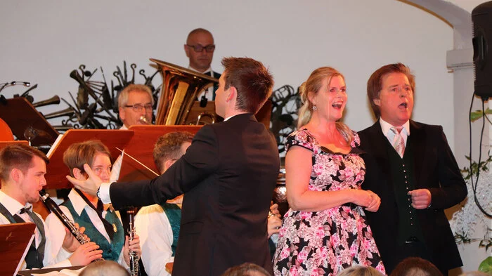 Als Gesangssolisten präsentierten sich beim Neujahrskonzert in Feldkirchen Marsella Hasslacher-Wedam, Sopran und Horst Hasslacher, Tenor mit Liedern aus den Operetten „Die Lustige Witwe“, „Der Vogelhändler“, „Gräfin Mariza“ und „Maske in Blau“.