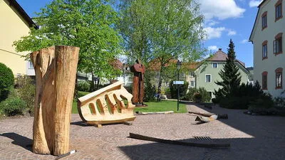 Diese Holzskulpturen sind von Rainer Wulz