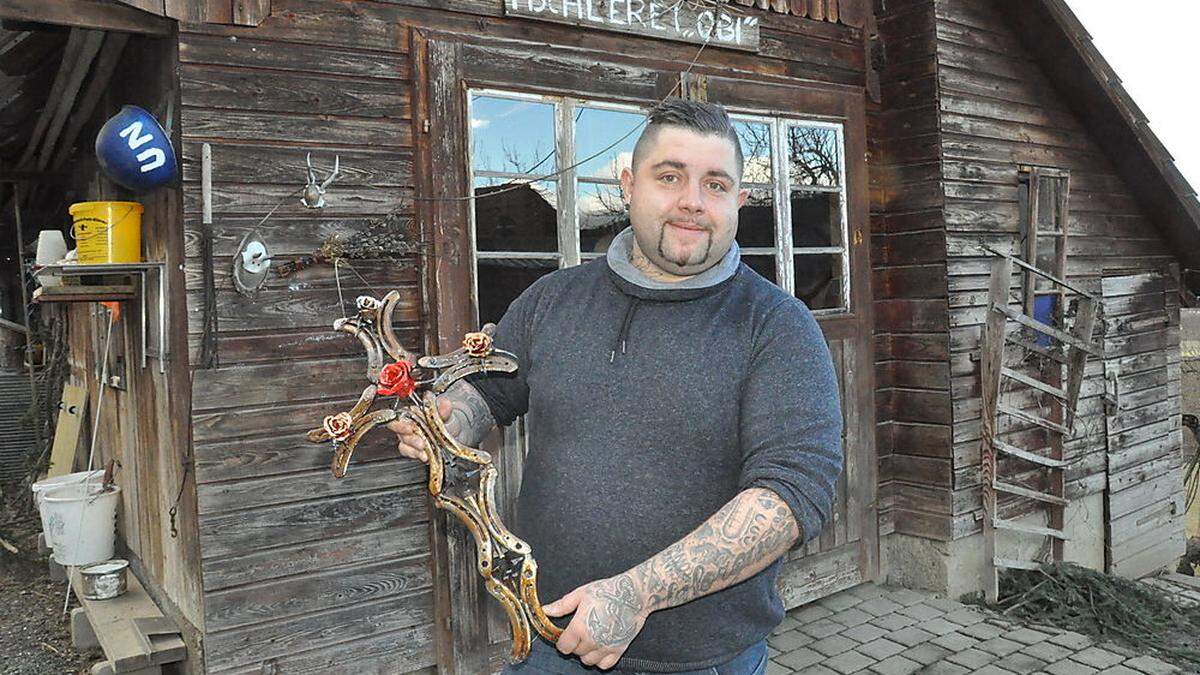 Dieses Kreuz hat Werner Hollauf aus alten Hufeisen gefertigt