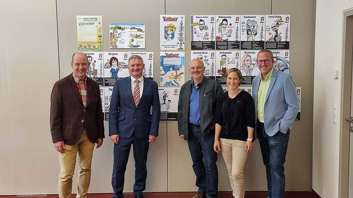 Tourismusverband-Obmann Wolfgang Leopold und Bürgermeister Christian Sander mit Vertretern der Werbegemeinschaft Kindberg vor den neuen Werbe-Sujets. 