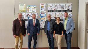 Tourismusverband-Obmann Wolfgang Leopold und Bürgermeister Christian Sander mit Vertretern der Werbegemeinschaft Kindberg vor den neuen Werbe-Sujets. 